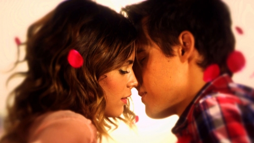 Поцелуй Леона и Виолетты Виолетта YouLoveIt.ru