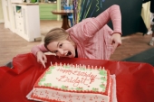 Бриджит Мендлер с тортом на День Рождения