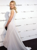 Дженнифер Моррисон в белом платье