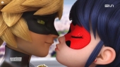 Кукла Леди Баг пытается поцеловать Супер Кота
