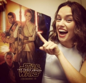 Счастливая Дэйзи Ридли с плакатом Звездных Войн