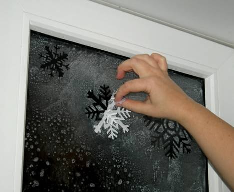 Снежинки на окне с помощью зубной пасты