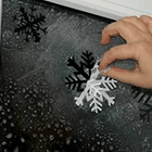 Снежинки на окне с помощью зубной пасты