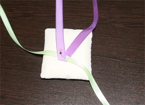 Поделки: плетем браслет из лент