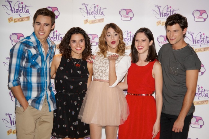 Фотографии с промо-тура сериала Виолетта с основными актерами