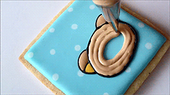Процесс украшения кавайной печеньки в анимациях
