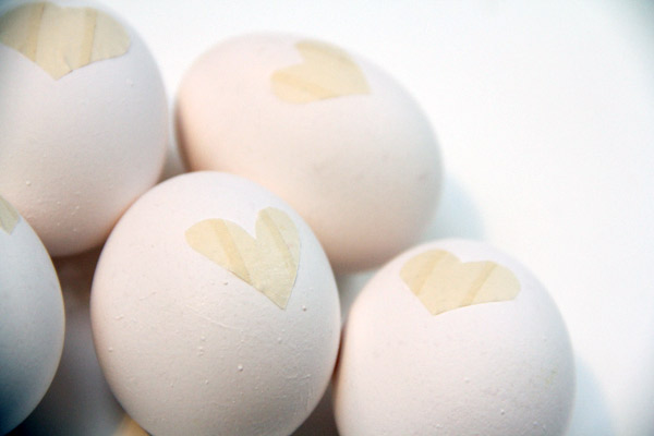 Поделки: Красивый способ покраски пасхальных яиц