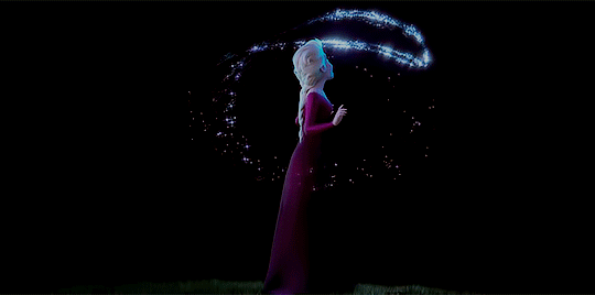 Холодное Сердце 2: Гифки с Эльзой в бордовой ночной рубашке (платье) и с волшебной искрой из трейлера