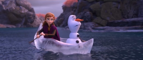 Анна плывет в ледяной лодке с Олафом