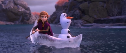 Анна плывет в ледяной лодке с Олафом