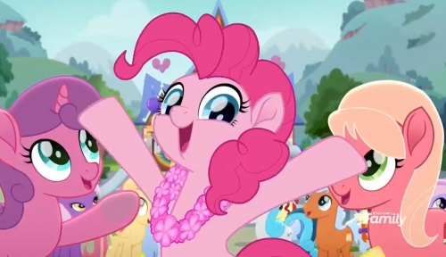 Счастливая Пинки Пай в цветочном венке