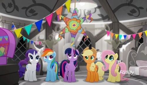 Пони Пинки украшает комнату