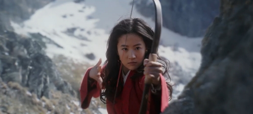 Мулан пускает стрелу из лука