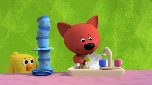 Лисичка моет посуду, хороший пример для детей