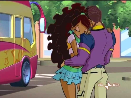 Набу обнимает Лейлу