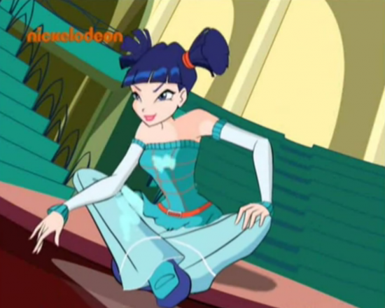 Муза сидит на столе