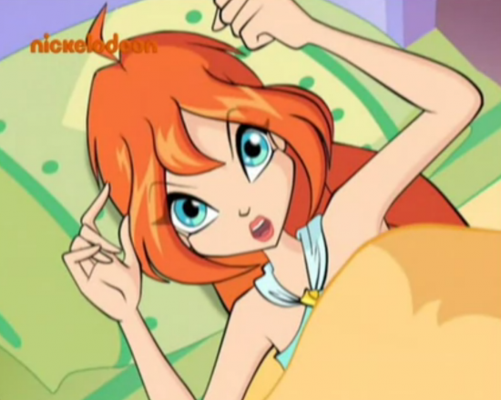 Блум лежит на кровати