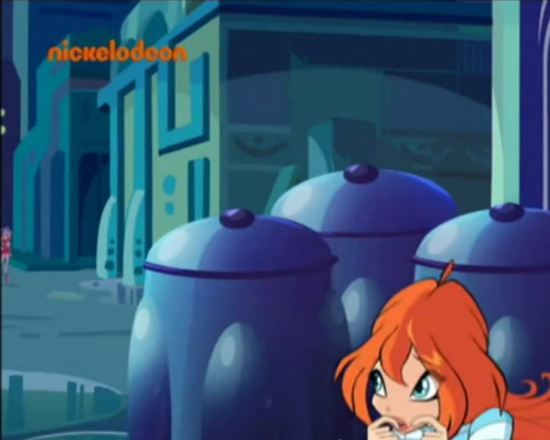 Блум сидит за баками