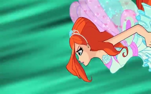 Блум нападает