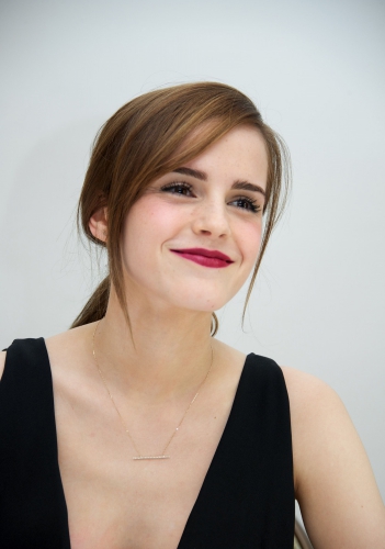 Эмма Уотсон улыбается