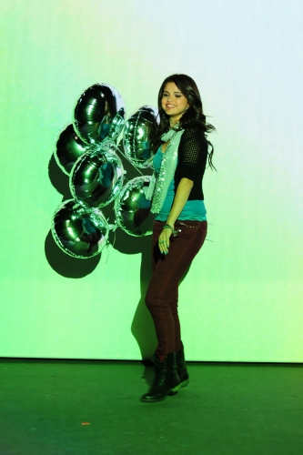 Селена Гомез с шариками