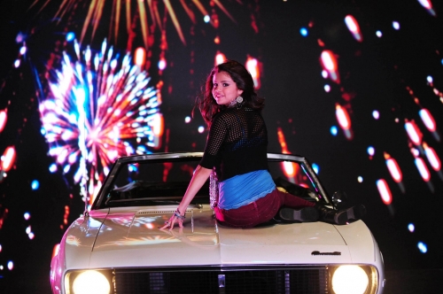 Селена Гомез и фейерверк