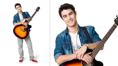 Томас с гитарой