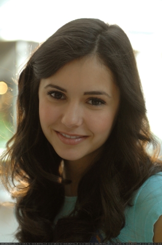 Нина Добрев