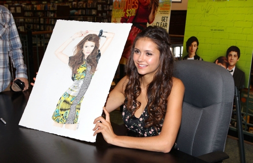 Нина Добрев с подарком фанатов