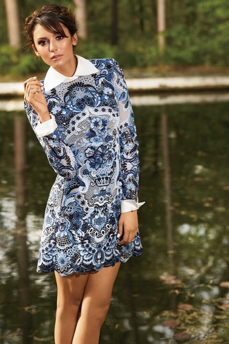 Нина Добрев в скромном платье