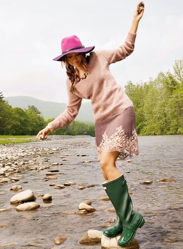 Нина Добрев в резиновых сапожках