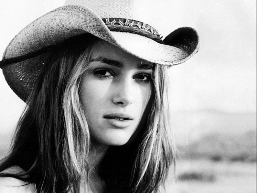 Кира Найтли в ковбойской шляпе