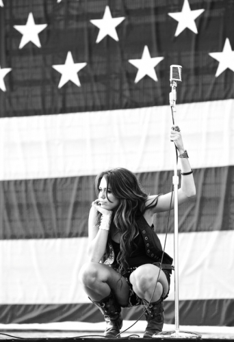 Майли Сайрус на фоне флага