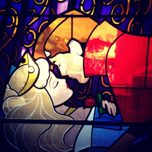 Витраж, поцелуй Спящей Красавицы