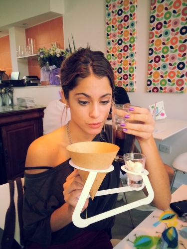 Мартина Штоссель в кафе