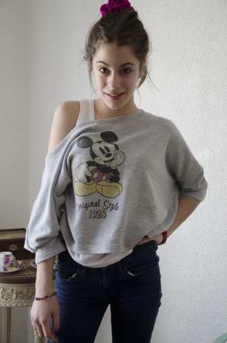 Мартина Штоссель в майке с Микки Маусом