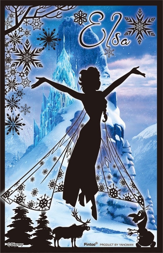 Темный силуэт Эльзы на фоне горы с замком