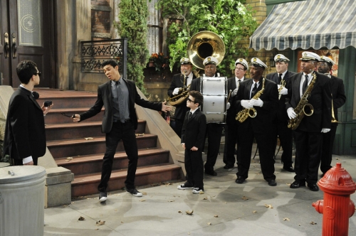 Танцевальная Лихорадка парни в костюмах