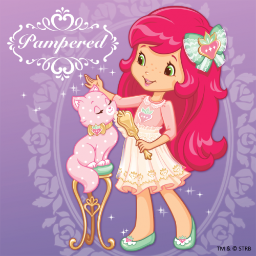 Шарлотта Земляничка расчесывает кошку