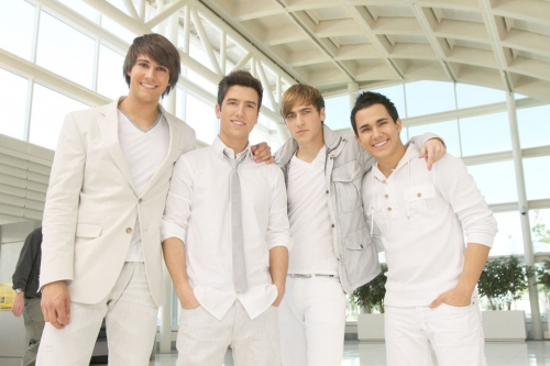 Big Time Rush в белых костюмах