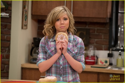 iCarly Сэм с пончиком
