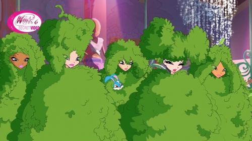 Стелла покрыла Винкс листвой