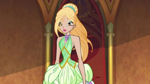 Дафна в новом платье и с новой прической