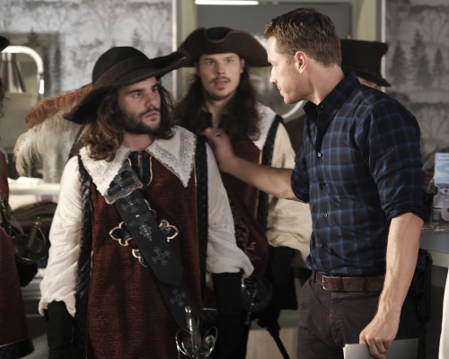 Однажды в сказке 6 сезон Дэвид приветствует мушктереров