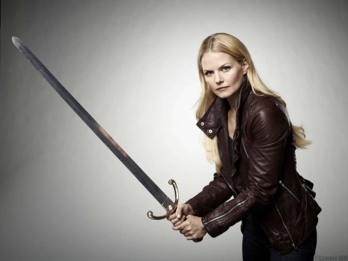 Эмма Свон с мечом в руках