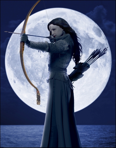 Белоснежка с луком на фоне луны