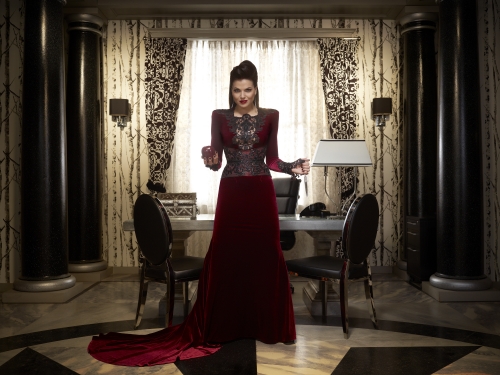 Злая Королева с яблоком