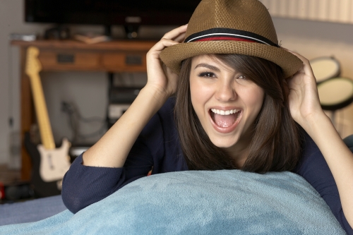 Виктория Джастис смеется