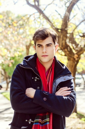 Задумчивый Диего Домингес