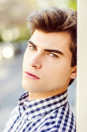 Диего Домингес красивый портрет